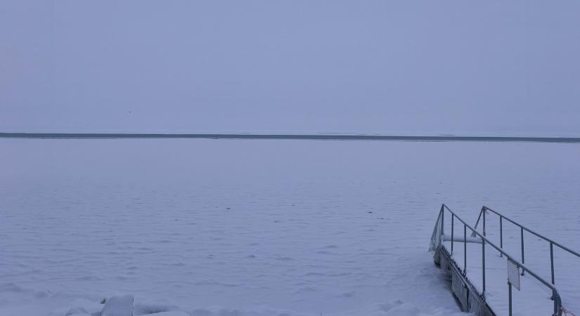 Még mindig életveszélyes a Balatonra lépni: videón a behavazott, befagyott magyar tenger