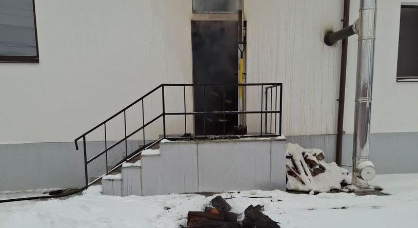 Kigyulladt a maroskövesdi kultúrház, a tüzet gyorsan eloltották