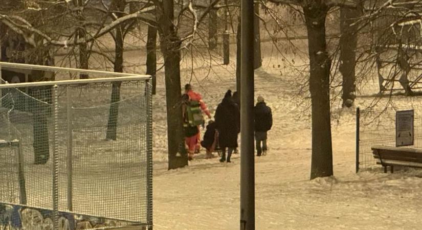 Különleges mentés a Zápor tónál: így segítettek egy szánkóbalesetet szenvedett férfin