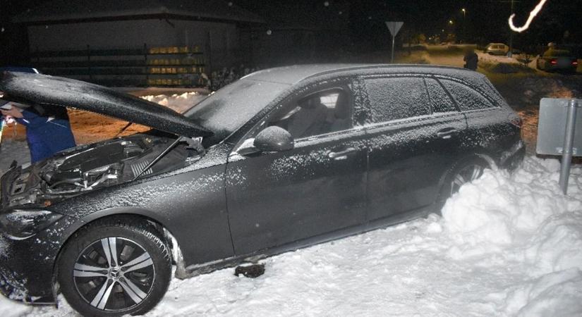 Életveszély: ittasan vezettek a fagyos utakon, mindketten villanyoszlopnak hajtottak – fotó