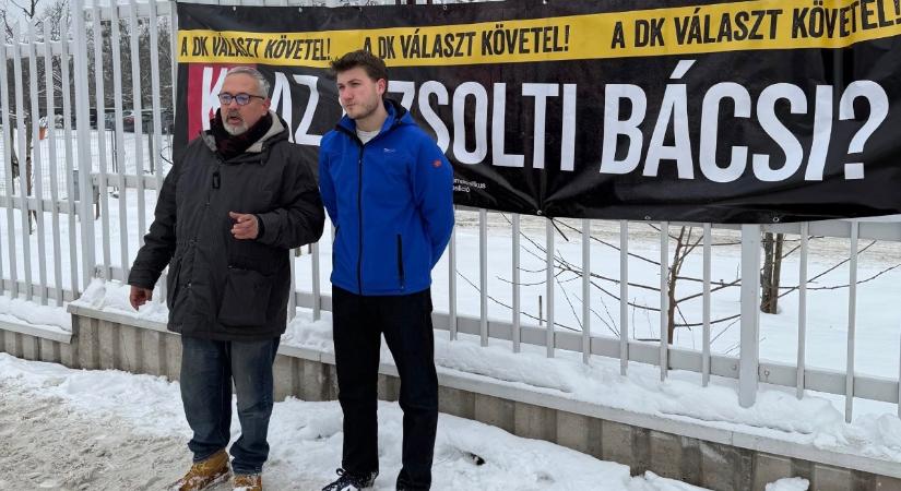 Ki az a Zsolti bácsi? – Kellemetlen molinóval várta a DK a fideszeseket