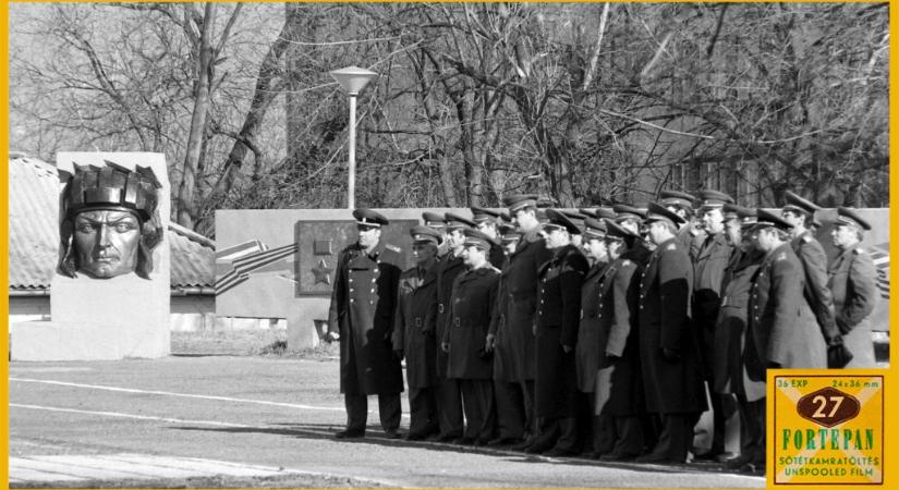 Tizenhárom képmegfejtés: Szovjet tisztek egy esztergomi laktanyaudvaron, egykori püspökladányi pártház, bábelőadás a budai várban