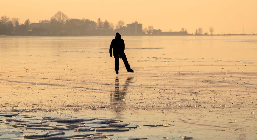 Hajszálon múlt az élete: a rendőröknek kellett visszaparancsolniuk a jégről a Balaton közepére tartó férfit