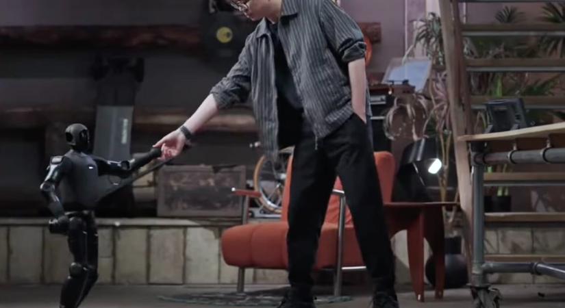 Egy hátizsákban elfér a Q1 emberszabású robot, onnan kicsomagolva kezd el működni