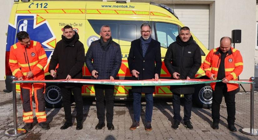 A „Na szia mentő!” szállóige mostantól Tiszafüred legértékesebb Mercedesén is olvasható