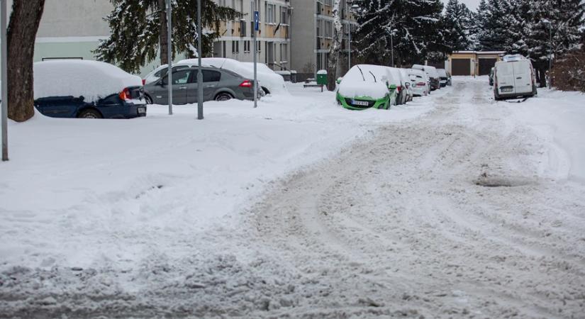 Már csak hófúvás miatt van riasztás