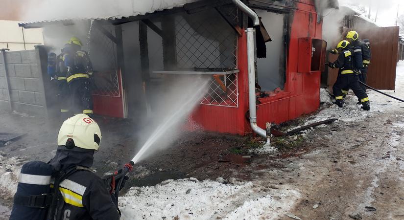 Tűz pusztított egy faszerkezetű lángosozóban Sarkadon