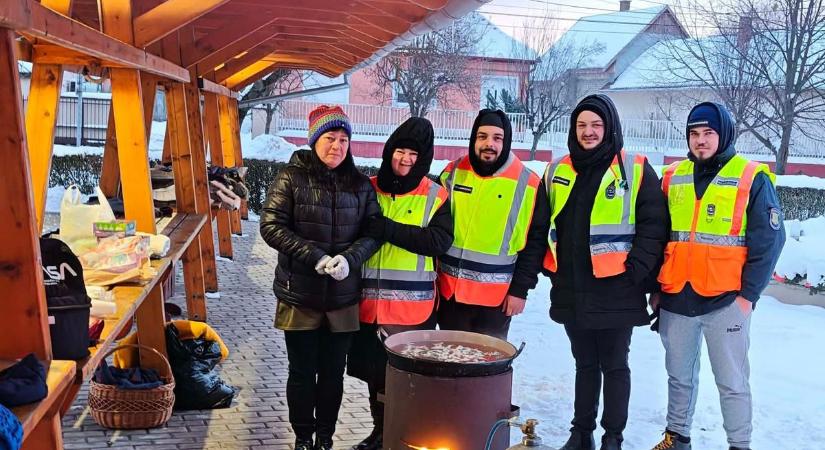 Melegség a poharakban és a szívekben: megható összefogássá nőtt a polgárőrök kezdeményezése
