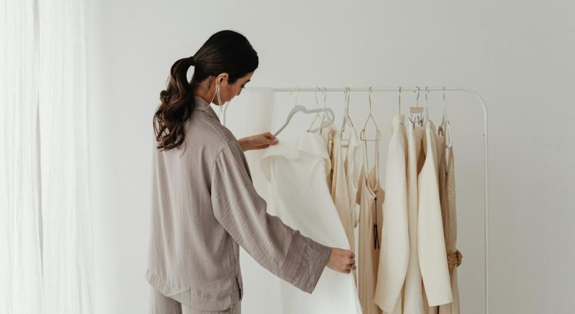 Így építsd be 2026-ban az év színét a ruhatáradba, hogy igazán trendi legyen