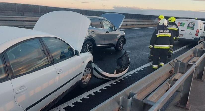 Óriási a baj: elgázoltak egy embert az M6-oson, lezárták az autópályát!