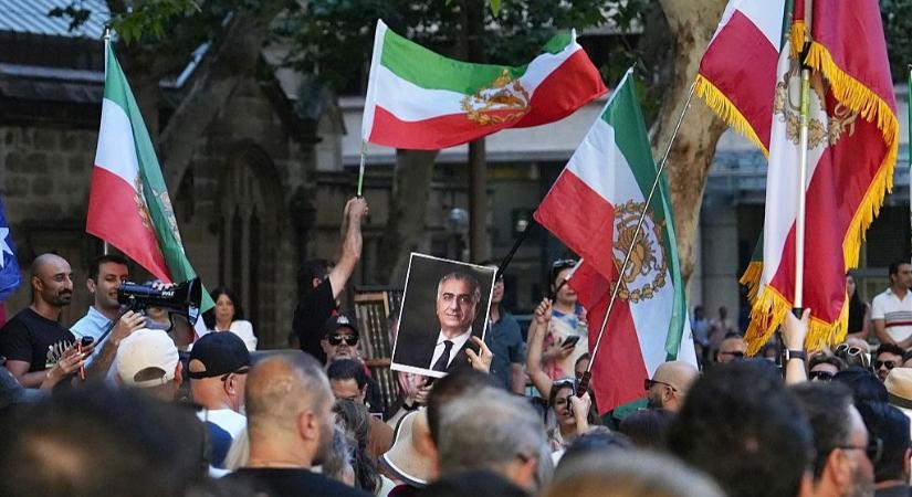 Irán beveti a hadsereget a tüntetők ellen