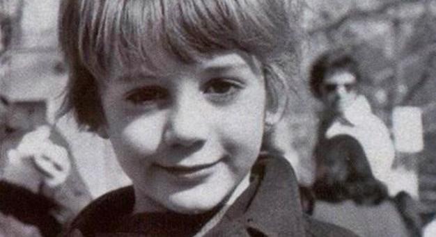 Felismered a képen látható cuki kisfiút? 60 évesen világhírű színész, mindenki kedvenc szuperhőse