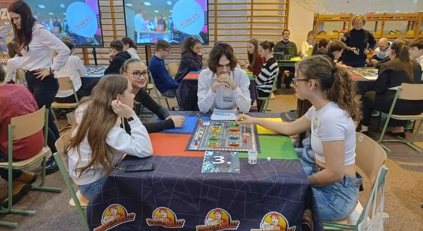Játékból karrier: így készíti fel a félegyházi diákokat a logisztika jövőjére a Profi-T-Ability – fotók