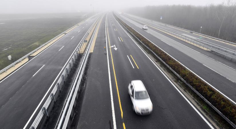 Szalagkorlátnak csapódott az autópályán, kiszállt, de elütötte egy autó és egy kamion