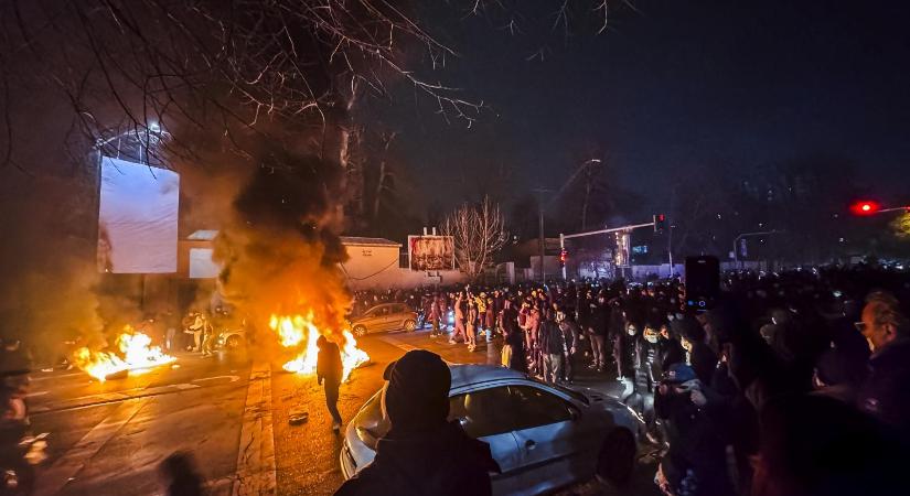 Az iráni hadsereg közölte, fellép a tüntetők ellen a stratégiai infrastruktúra és a közvagyon védelmében