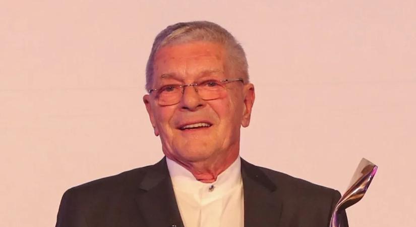 Hóhelyzet a temetőben: 90 éves lenne Mécs Károly, ilyen állapotban van most a sírja – fotó