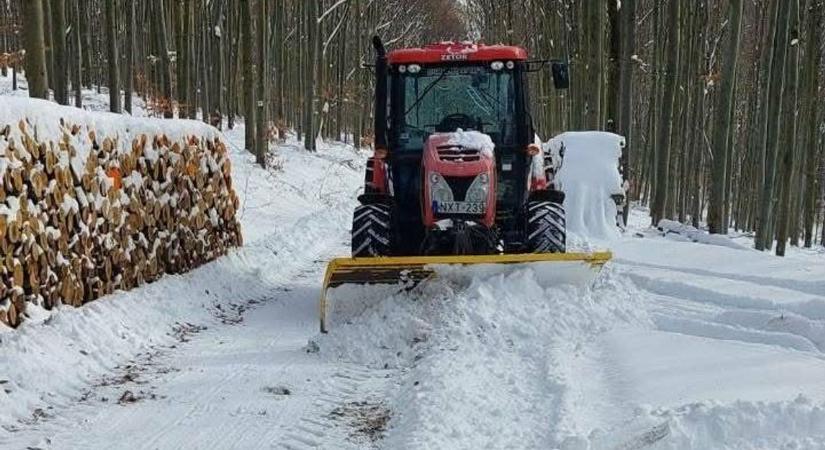 Hó és műszaki hiba akadályozza a közlekedést a Bükkben