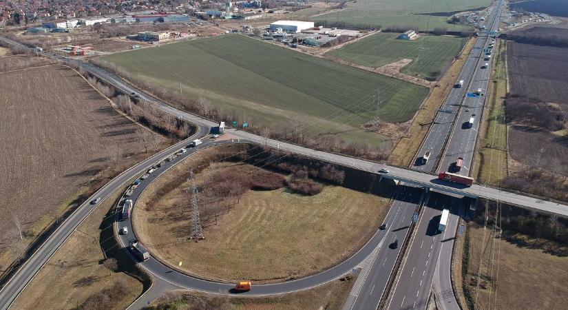 Lezárták az M1-es autópályát a főváros felé