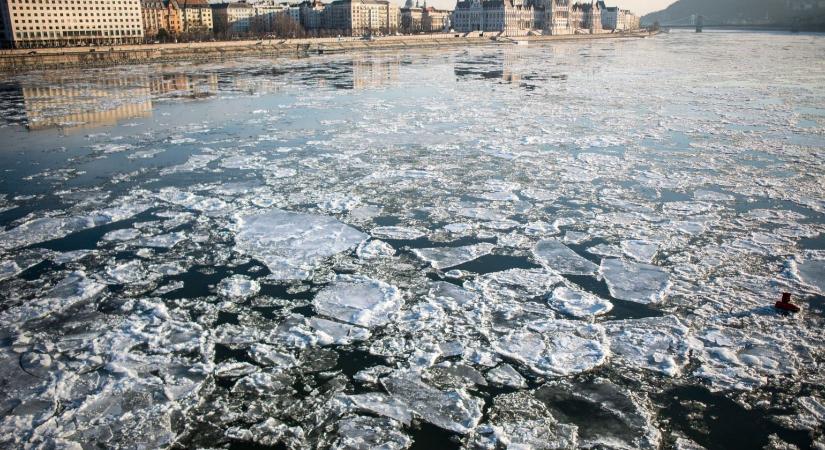 Figyelmeztet a rendőrség: tilos és életveszélyes a Duna jegére menni