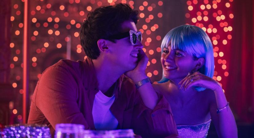 Mától a Netflixen: 89%-on áll a kritikusok véleményei alapján az új romantikus vígjáték!