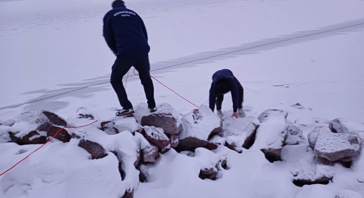 Jégre ment, megmentték, aztán megbírságolták