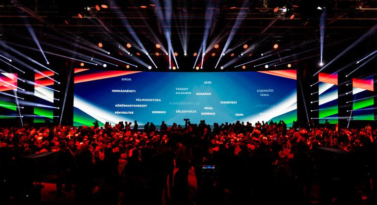 Tóth Gabival és Dér Henivel indult a Fidesz kongresszusa - Kongresszust tart a Fidesz