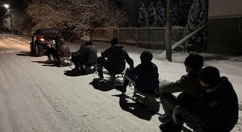 Téli örömök és gondok Kárpátalján - Repül a szánkó, csúszik az autó