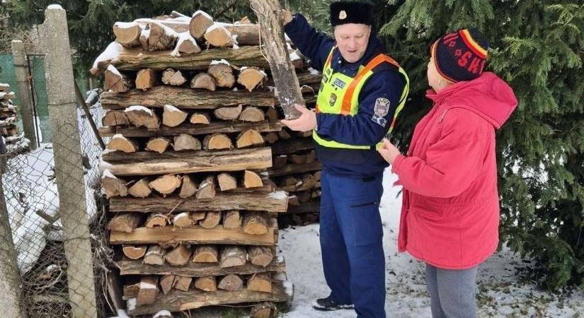 Havazás és extrém hideg: az egyenruhások is oda figyelnek az idősekre - fotó