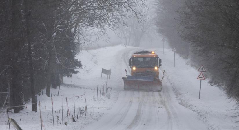 Több ezren maradtak áram nélkül, többen elakadtak a hóban