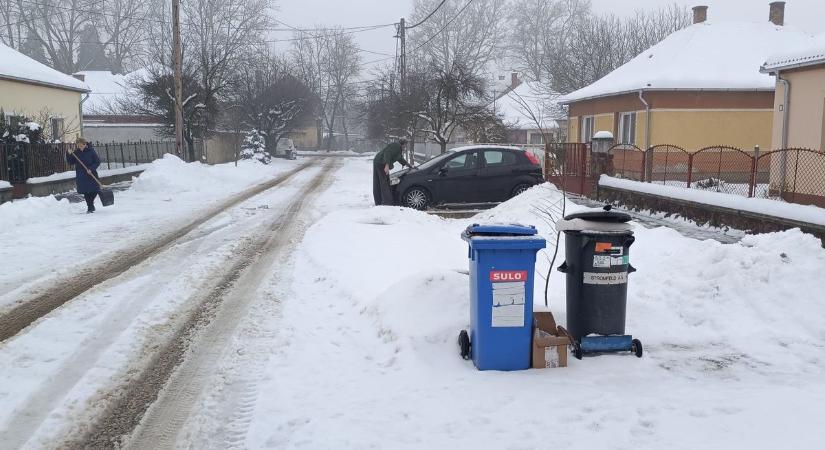 Úszunk a szemétben – panaszkodnak a városlakók, hogy régen nem jártak feléjük a kukásautók