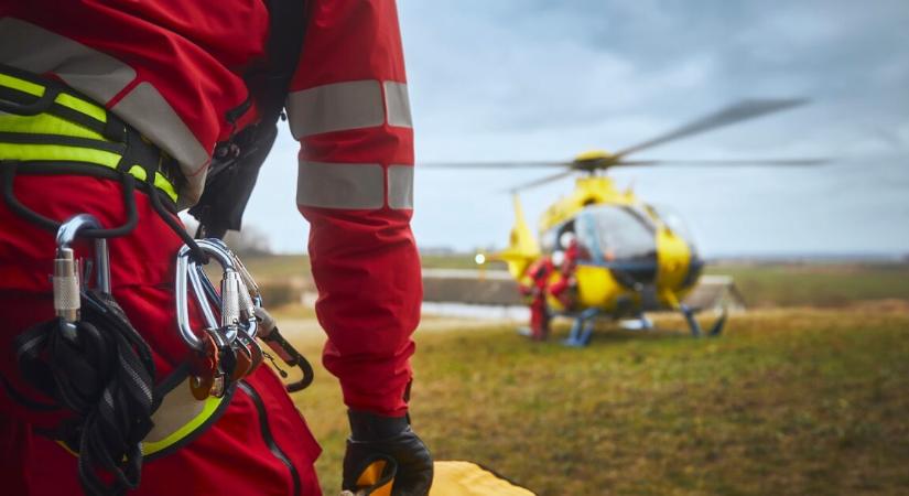 Nagyon súlyos autóbaleset történt – még mentőhelikoptert is küldtek a helyszínre