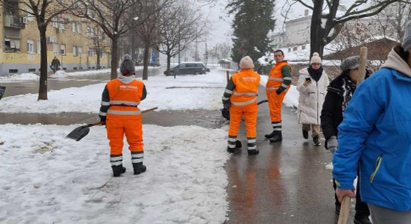 A polgárok lapátoltak, a közterület-fenntartók fotózkodtak