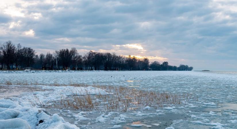 Döbbenetes, mit csinált egy fiatal férfi a befagyottnak gondolt Balaton jegén