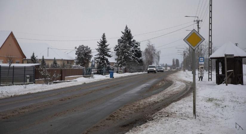 Félmeztelen férfit vettek videóra egy szolnoki megállóban, döbbenten nézte a város, mit csinál