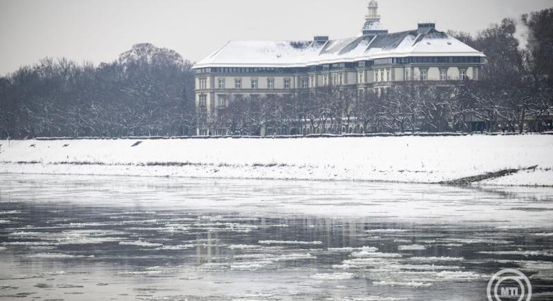 A Duna jegére menni is tilos és életveszélyes