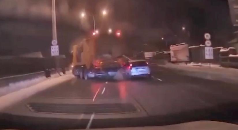 Felborult egy kukásautó az M3-as bevezetőn, miután elé hajtottak – többen megsérültek