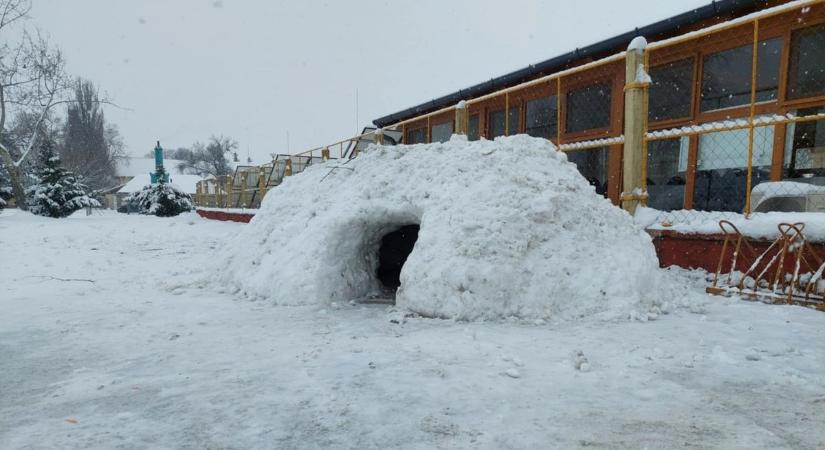 Eszkimók Balástyán? Hókunyhó épült a településen – várják a hóembereket