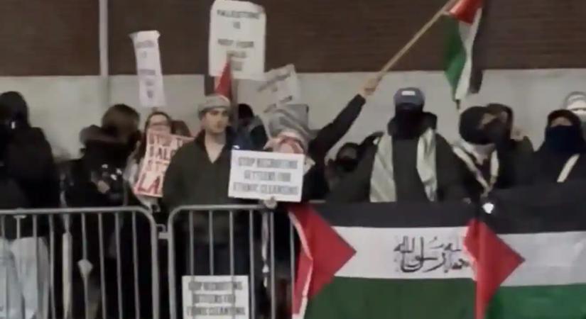 Hamászt éltető jelszavak egy queensi zsinagóga előtti tüntetésen