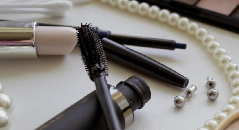 Veszélyesek lehetnek ezek a sminktermékek – Íme a biztos jelek, hogy ki kell dobni őket