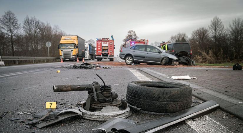 Halálra gázoltak egy nőt az M6-oson: egy kamion is áthajtott rajta