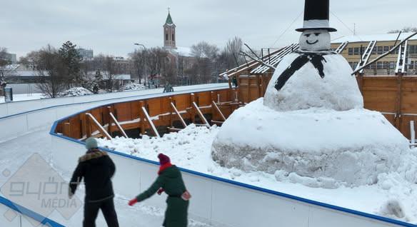 Ezt látni kell: 7,25 méter magas Magyarország legnagyobb hóembere Budapesten