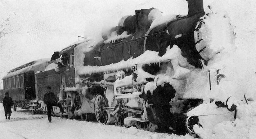 Martonvásárnál egy egész vonatot temetett be a hó