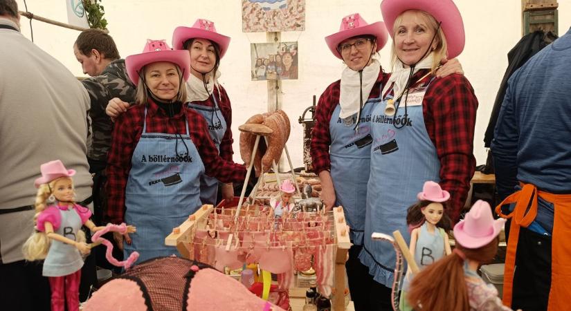 Kolbásztöltő fesztivál Kimlén: jó hangulatban kunkorodtak és sercegtek a finomságok - fotók, videó
