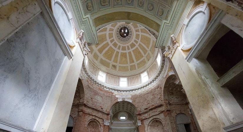 Hátborzongató fotókon az elhagyott vasi mauzóleum