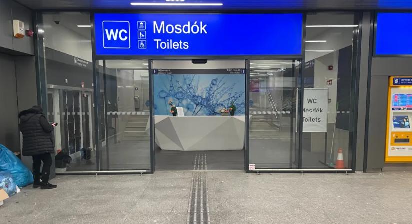 Lázár ígérete ellenére egyelőre fizetősek maradnak a MÁV vécéi