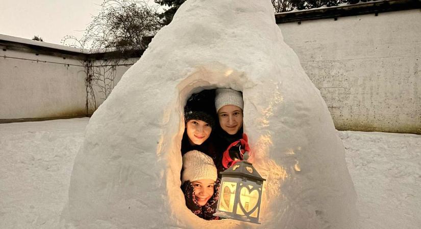 Akkora a hó Kaposváron, hogy iglut építettek egy családi ház udvarára