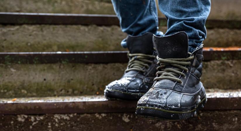 Lelökte a lépcsőn ózdi ivócimboráját