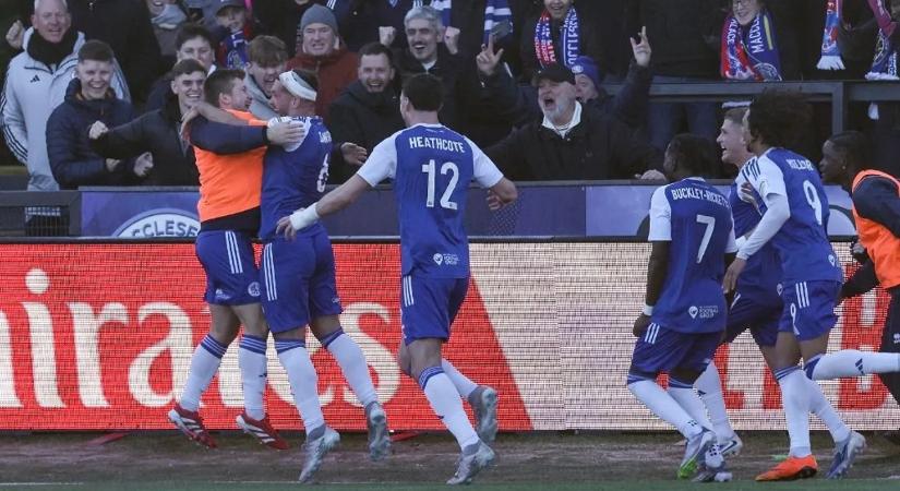 Hihetetlen futballcsoda: hatodosztályú csapat végezte ki az FA-kupa címvédőjét