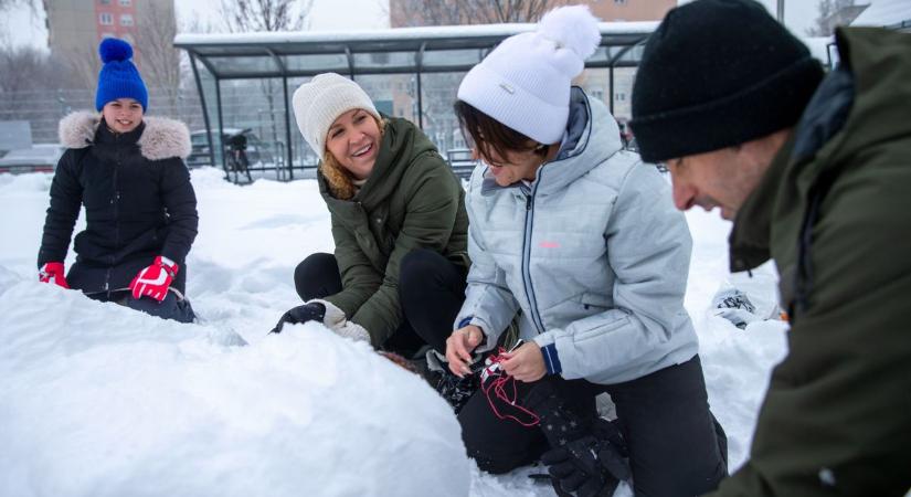 Lehet így is hóembert építeni: a kecskemétiek feltalálták magukat, miután a hó nem tapadt – fotó, videó