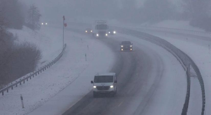Ezért nem szabad kiszállni a kocsiból az autópályán: több jármű is elütött egy nőt az M6-oson